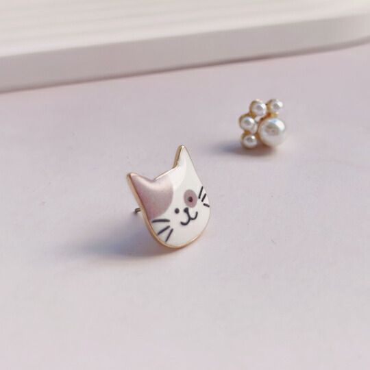 Terse パールの肉球がとっても可愛い♪ぶち猫ちゃんピアス 1ペア