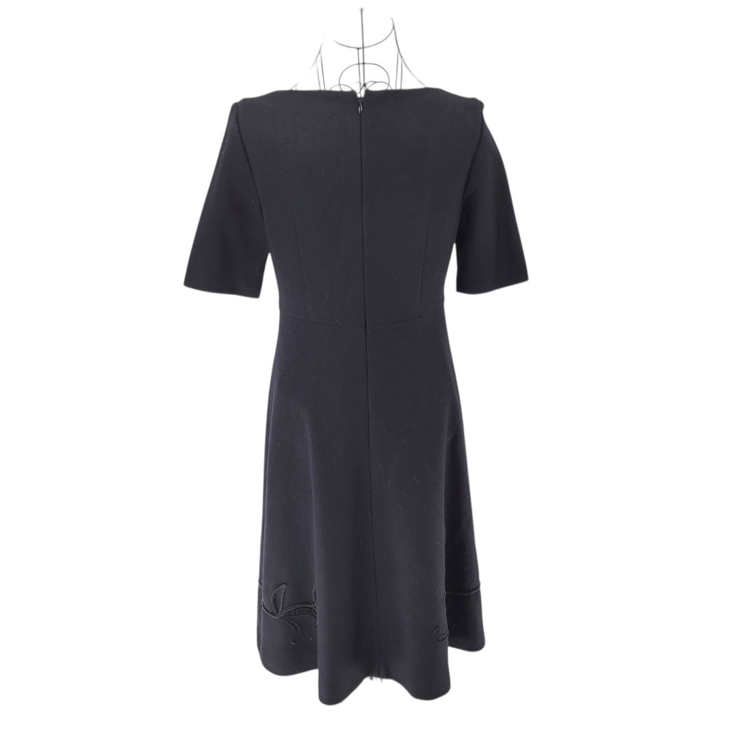 美品(Ｌ)　Sybillaシビラ　美シルエットウールワンピース 美品】Sybilla シビラ 刺繍ワンピース 半袖 ウール ブラック Lサイズ