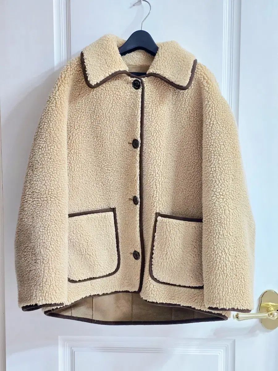 サースデー ブークレ バイ カラ ジャケット