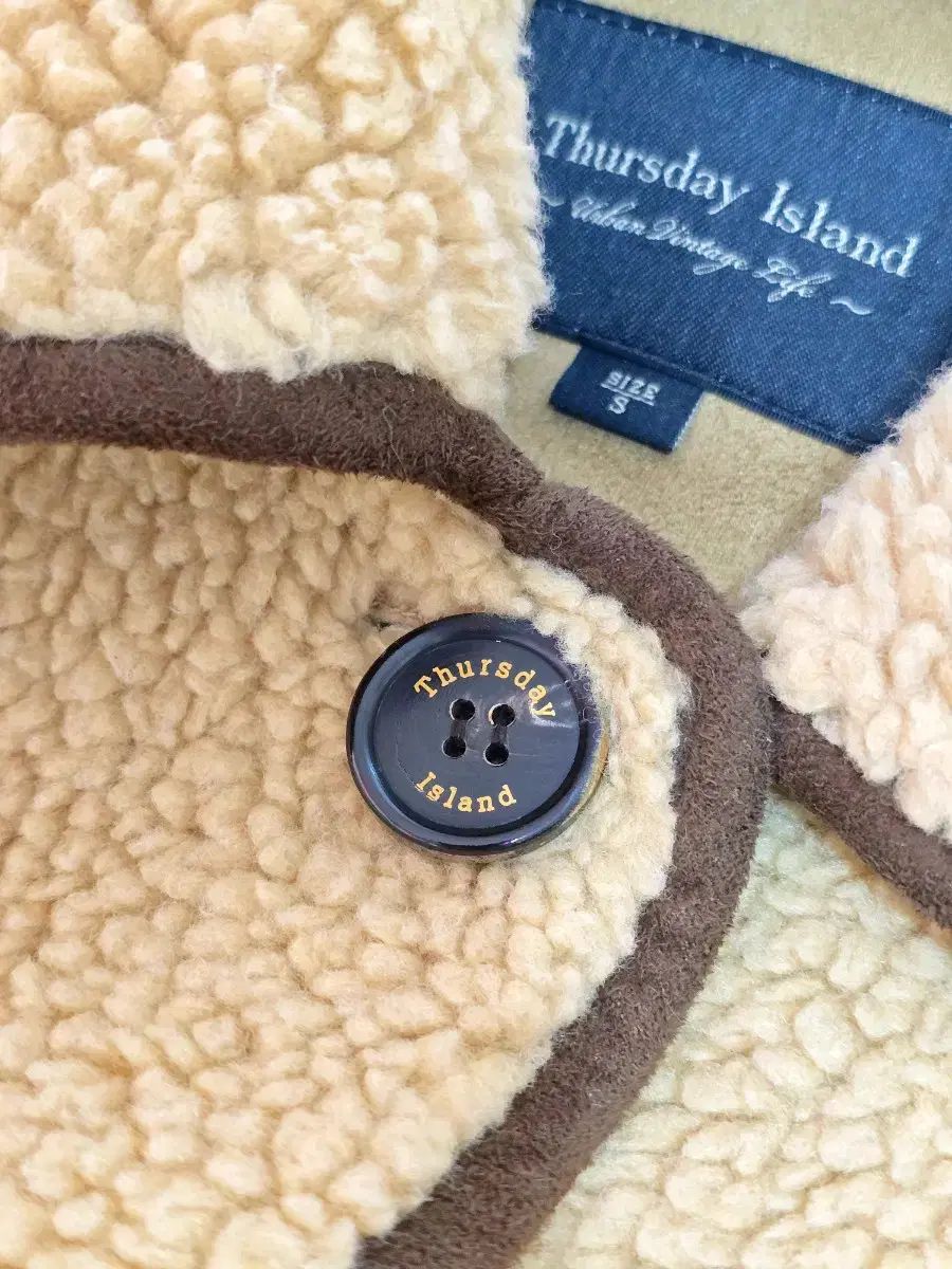 サースデー ブークレ バイ カラ ジャケット