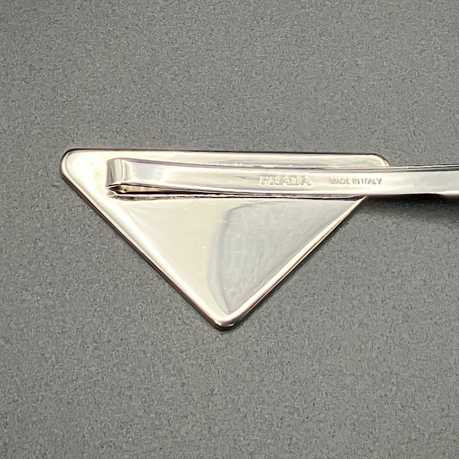 PRADA(プラダ)トライアングル 三角ロゴ ヘアクリップ メタル - メルカリ