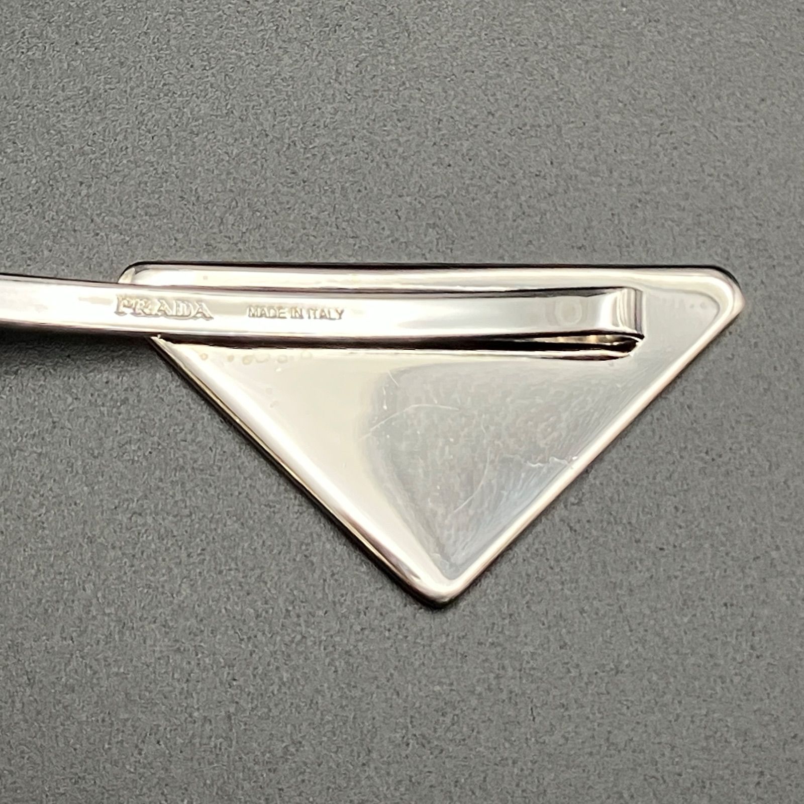 PRADA (プラダ)トライアングルロゴ メタル ヘアクリップ PRADA メタル ヘアクリップ トライアングル PRADA メタル ヘアクリップ