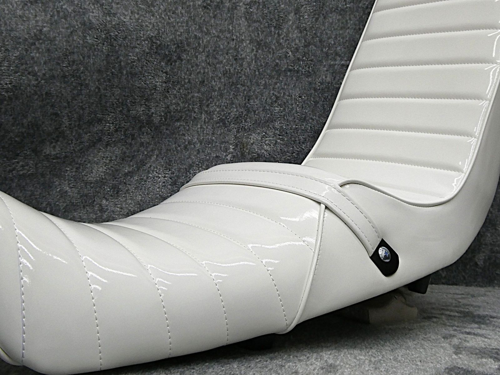 XJR400R 後期 白エナ60cm 三段シート/ホワイト3段 補強入り