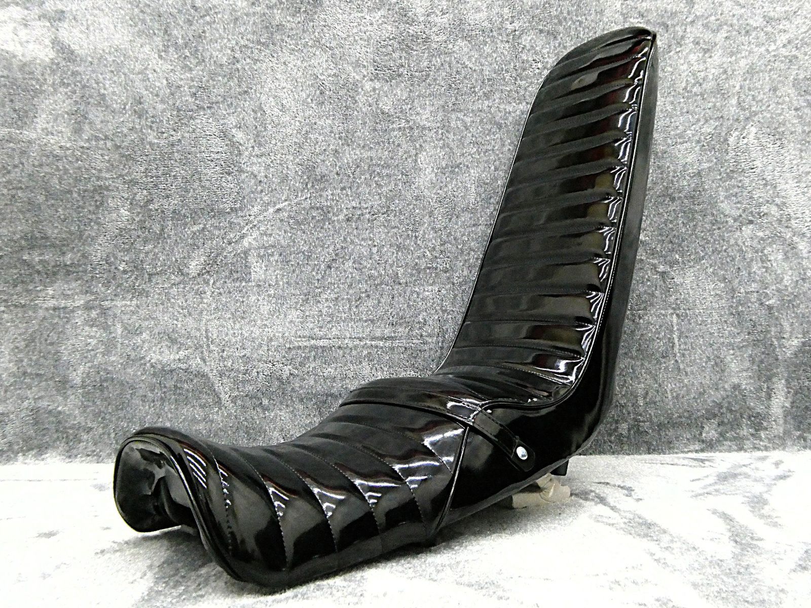 ＸＪＲ４００Ｒ　後期　黒エナ６０ｃｍ　三段シート/ブラック3段 補強入り XJR400R後期 黒エナ60cm 三段シート/ブラック3段 補強入りBLACK ロング