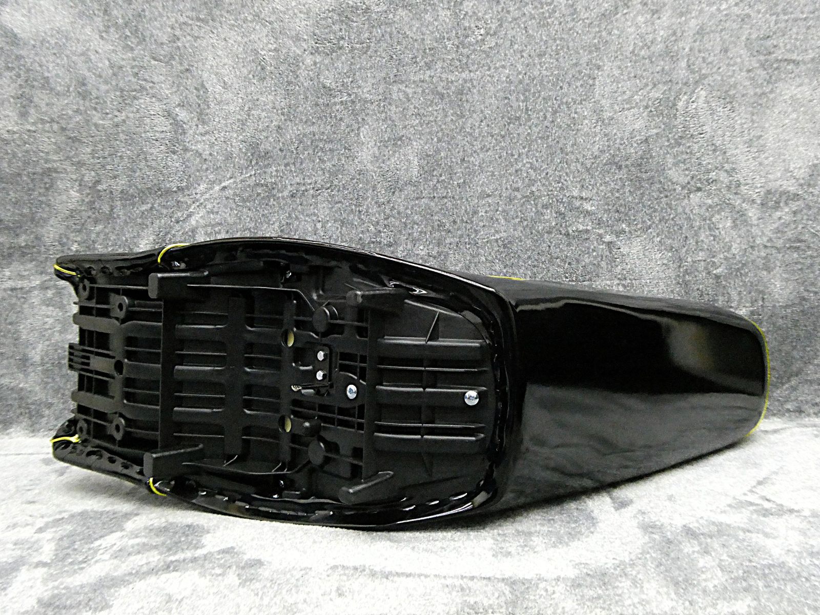 XJR400R後期 黒金エナ60cm 三段シート/ブラック3段 補強入りBLACK