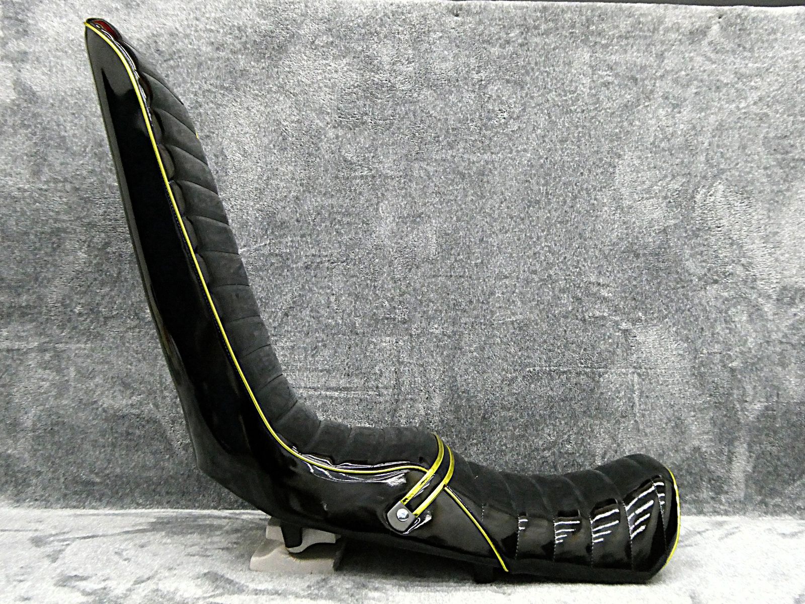 XJR400R後期 黒金エナ60cm 三段シート/ブラック3段 補強入りBLACK