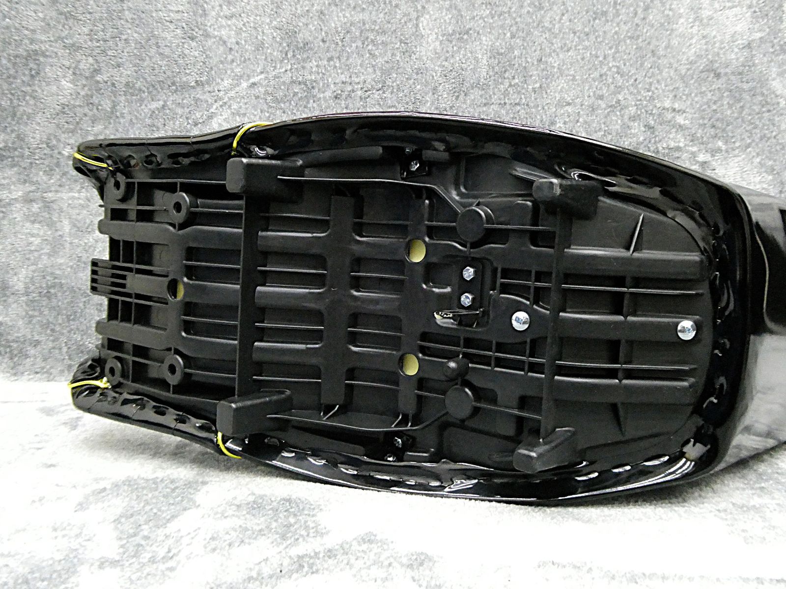 XJR400R後期 黒金エナ60cm 三段シート/ブラック3段 補強入りBLACK