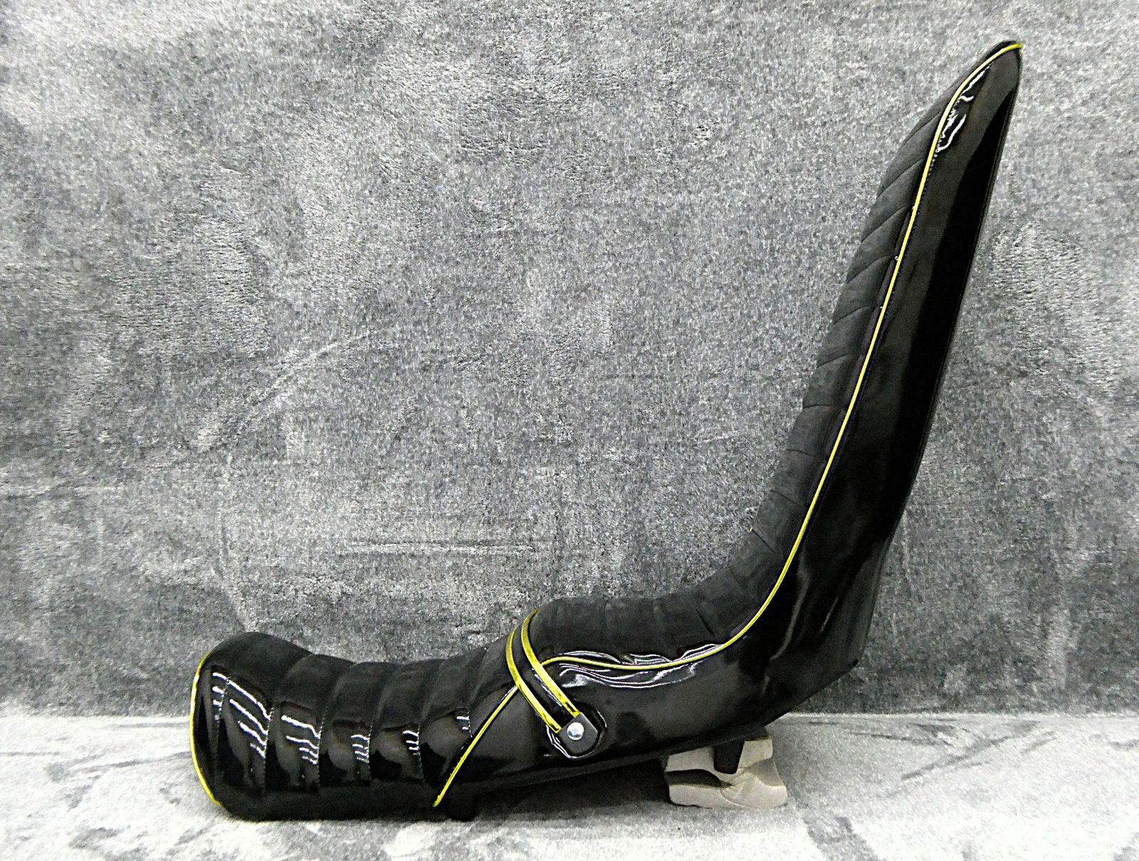 XJR400R後期 黒金エナ60cm 三段シート/ブラック3段 補強入りBLACK