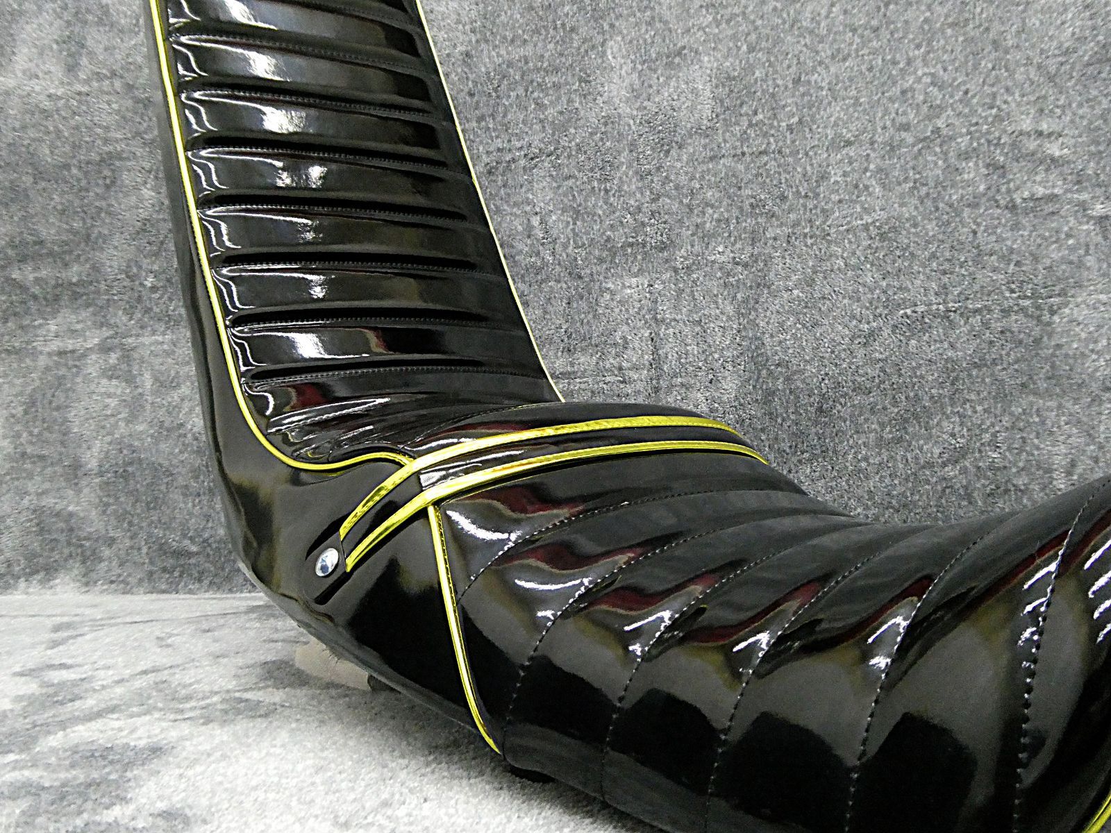 XJR400R後期 黒金エナ60cm 三段シート/ブラック3段 補強入りBLACK