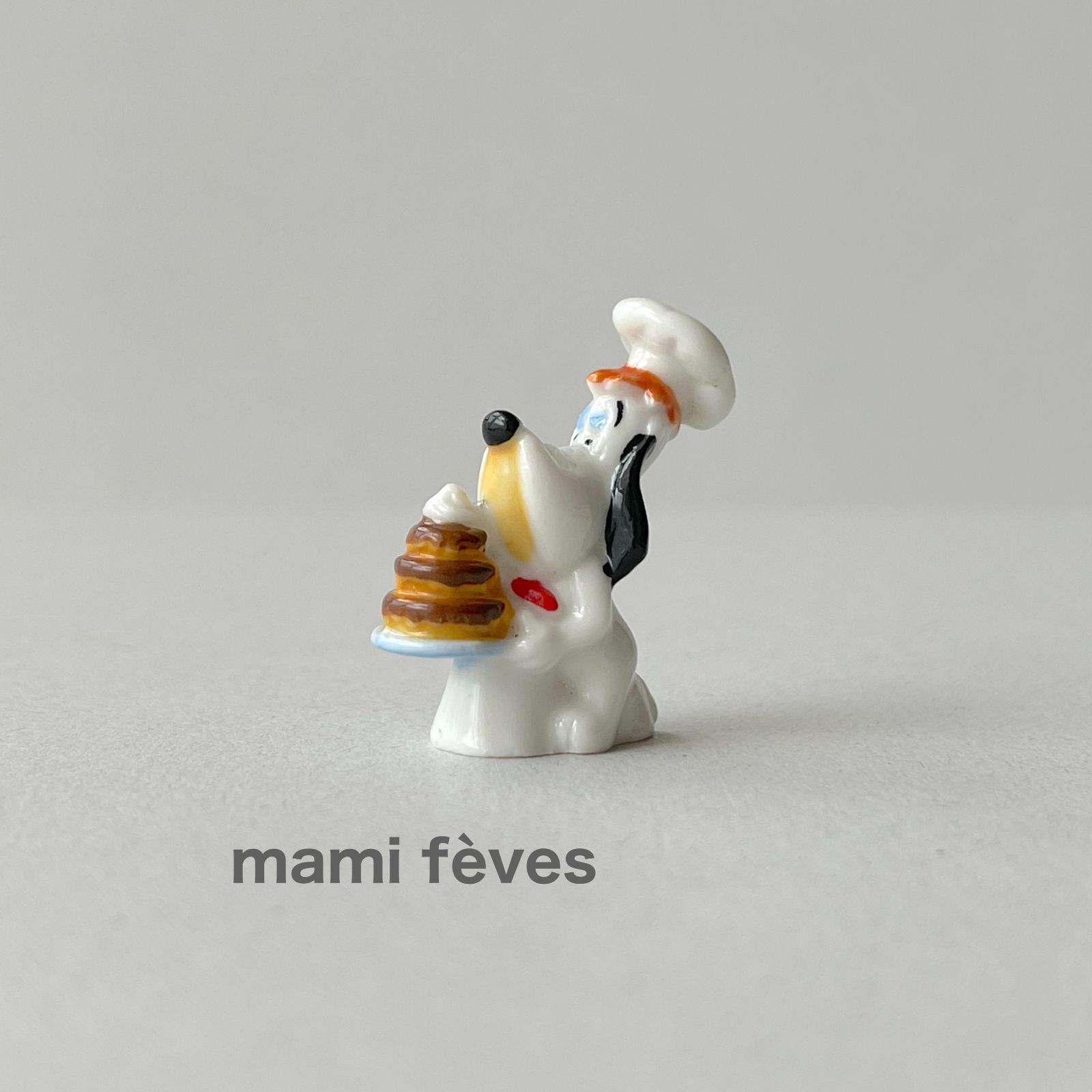 フェーヴ ケーキを持ったドルーピー フランス フェーブ ミニチュア陶器