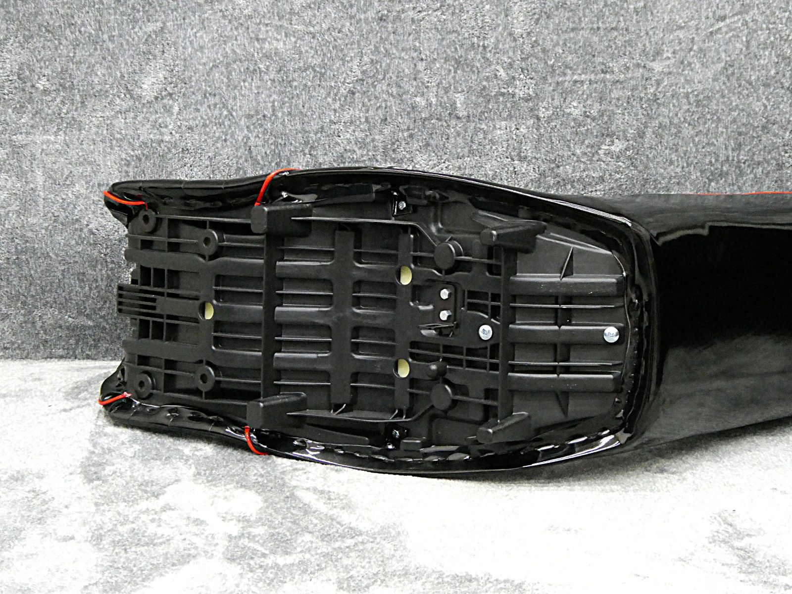 XJR400R後期 黒赤エナ60cm 三段シート/ブラック3段 補強入りBLACK