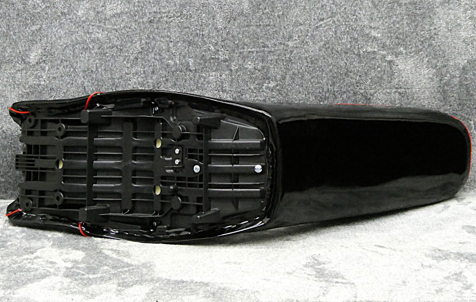 XJR400R後期 黒赤エナ60cm 三段シート/ブラック3段 補強入りBLACK