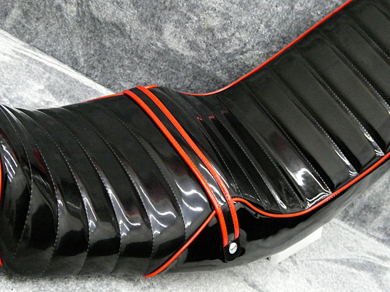 あさとさん専用‼️ xjr400r後期　三段シート エナメル赤黒60cm XJR400R後期 黒赤エナ60cm 三段シート/ブラック3段 補強入りBLACK