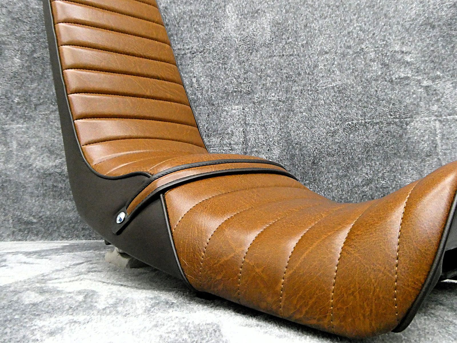 XJR400R後期　茶ツートン60cm　三段シート/ブラウン3段 補強入りBROWN ロングシート エナメル4HM9 RH02Jアンコ抜き98～08年式40 3段 へっぽこ社長