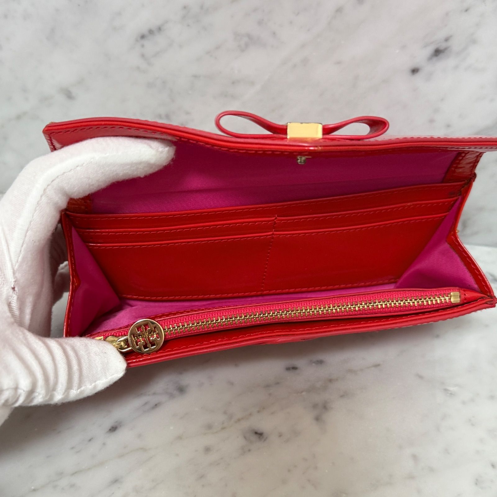 トリーバーチ　TORY BURCH　　　 長財布 リストレット付き Tory Burch トリーバーチ 長財布 レッド 赤 リボン エナメル - メルカリ