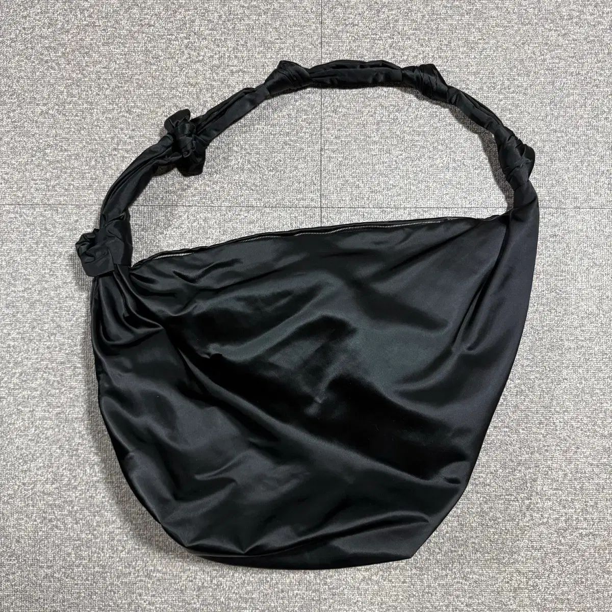 COS ナイロン ヒッチ オーバーサイズ クロスボディーバッグ ブラック 