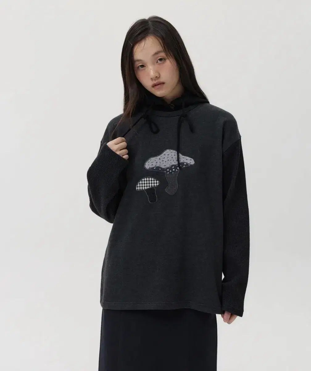 オヘシオ フラワー マッシュルーム パッチ スウェットシャツ チャコール