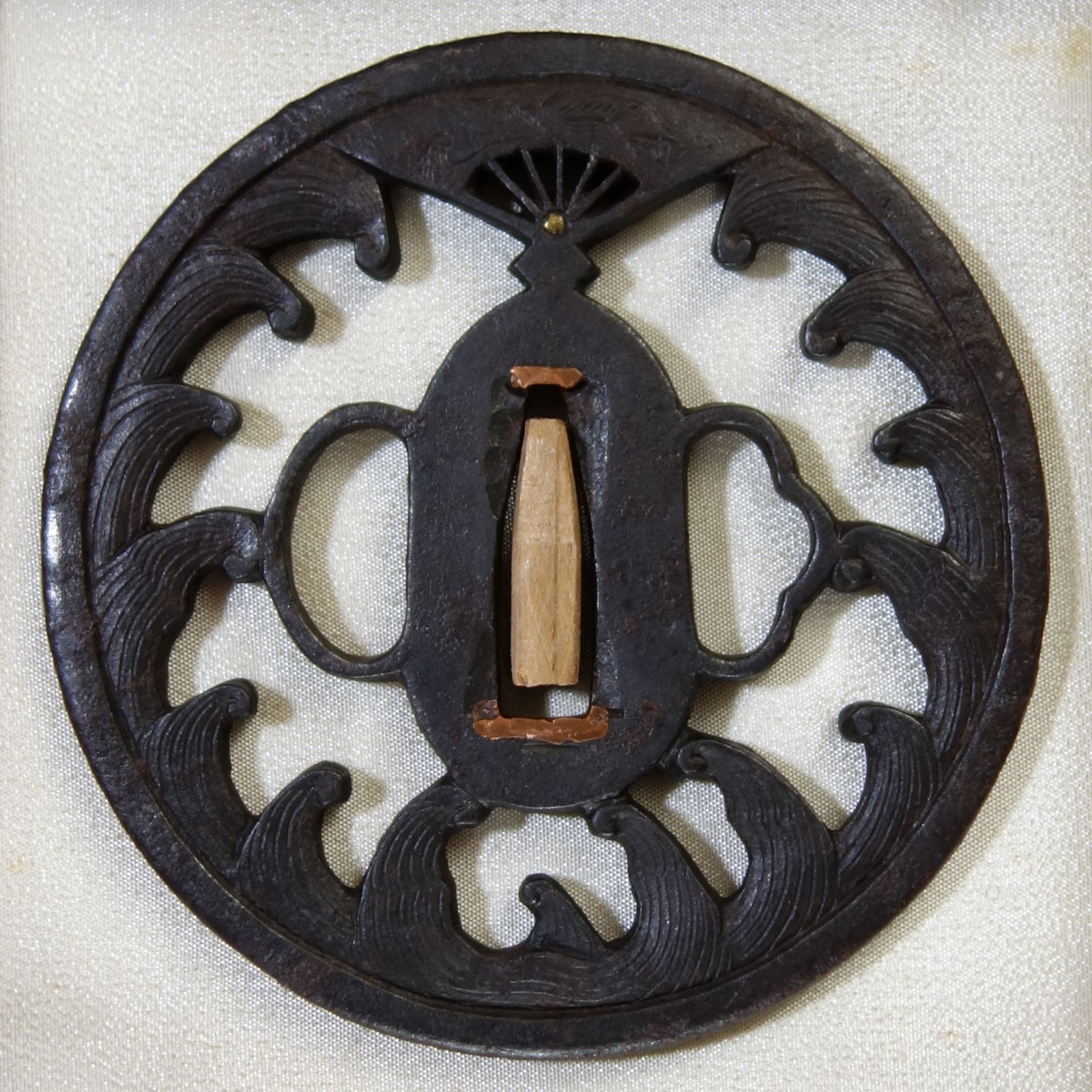 骨董　刀装具　鍔(つば) ④ 鍔 【 鉄地 扇の的透鍔 】(鍔箱付き) 日本刀 刀装具 鐔 骨董 古美術