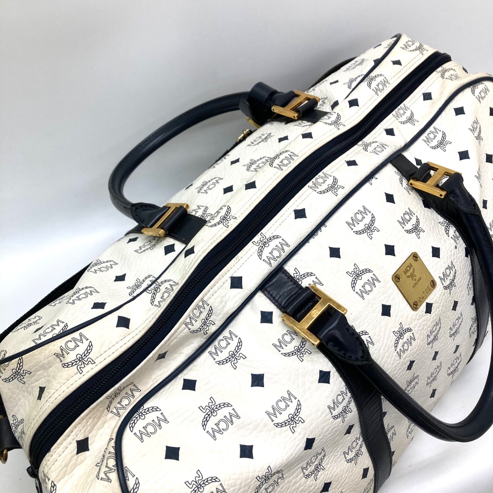 MCM エムシーエム　レザーボストンバッグ中型 ◇MCM◇エムシーエム ボストンバッグ ホワイト×ネイビ レザー - メルカリ