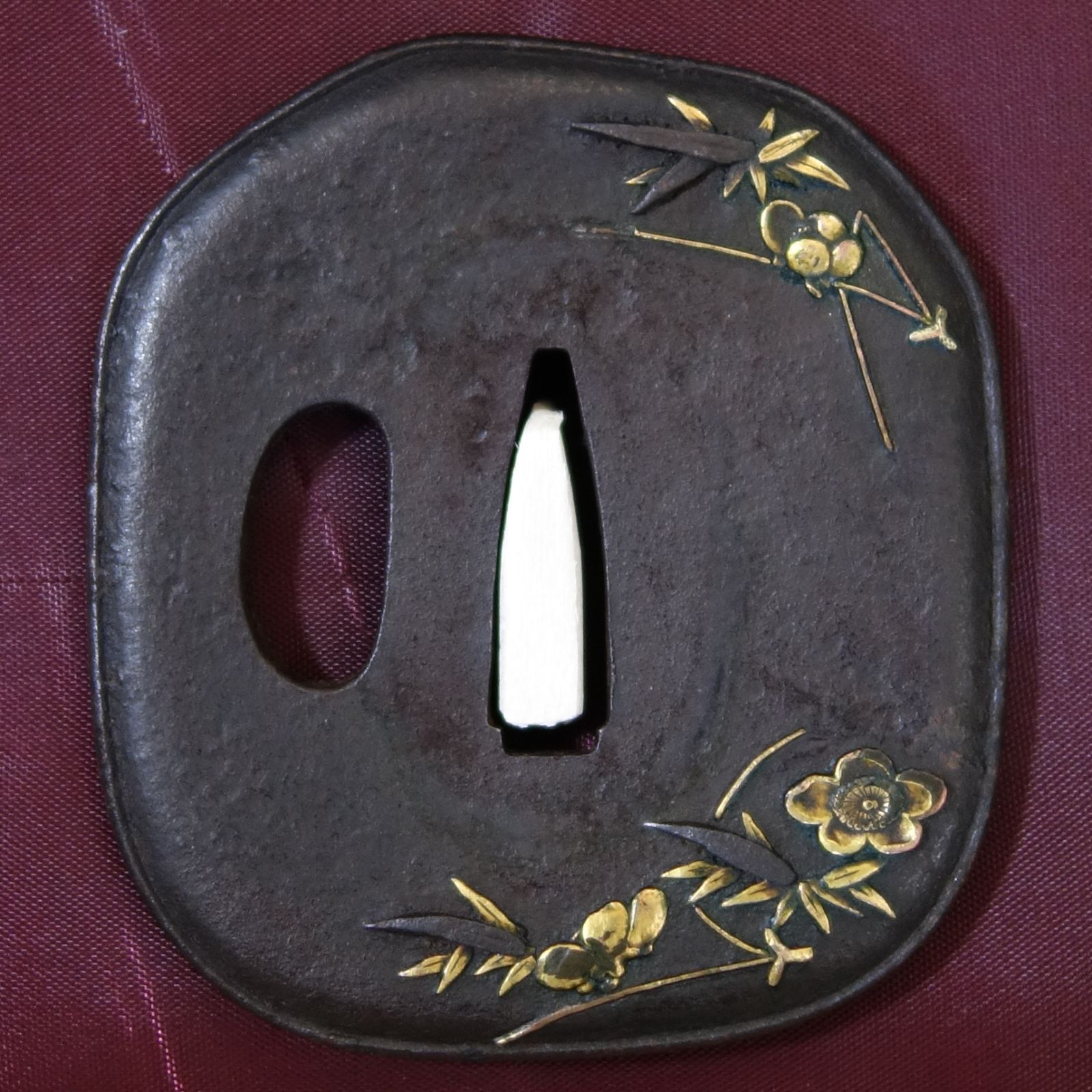 鍔 【 鉄地 松葉梅笹文象嵌鍔 】 日本刀 刀装具 鐔 骨董 古美術