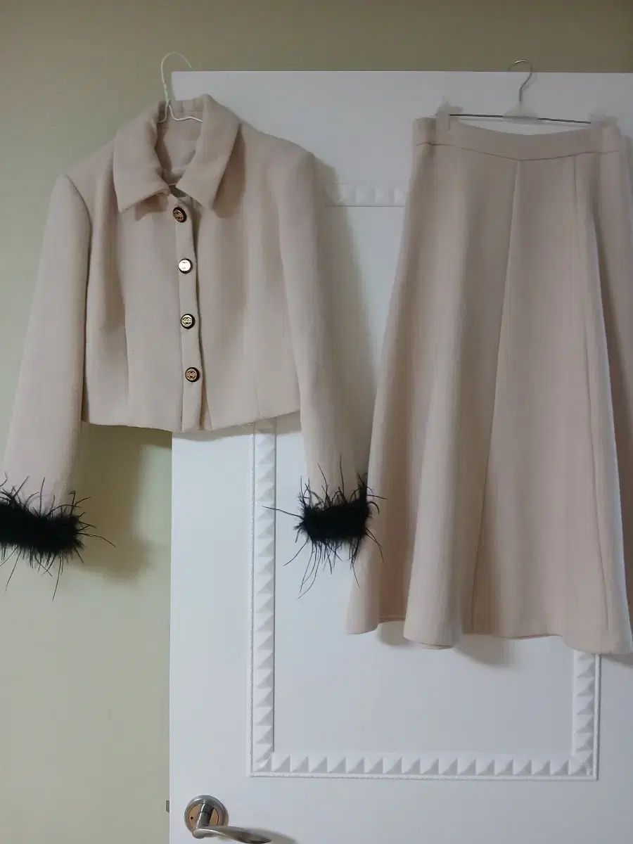 アイボリー フェザー 装飾 セットアップ