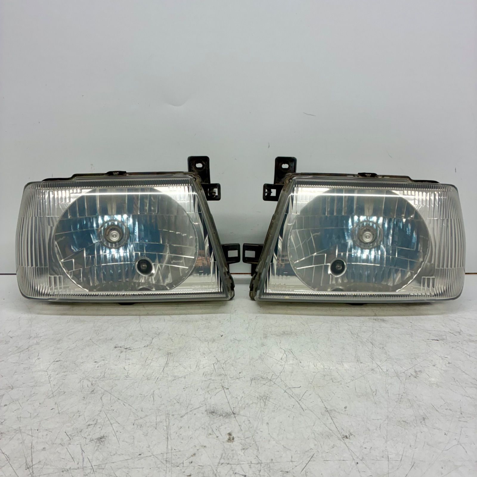 良品【コーティング済】三菱 H53A H58A パジェロミニ ヘッドライト