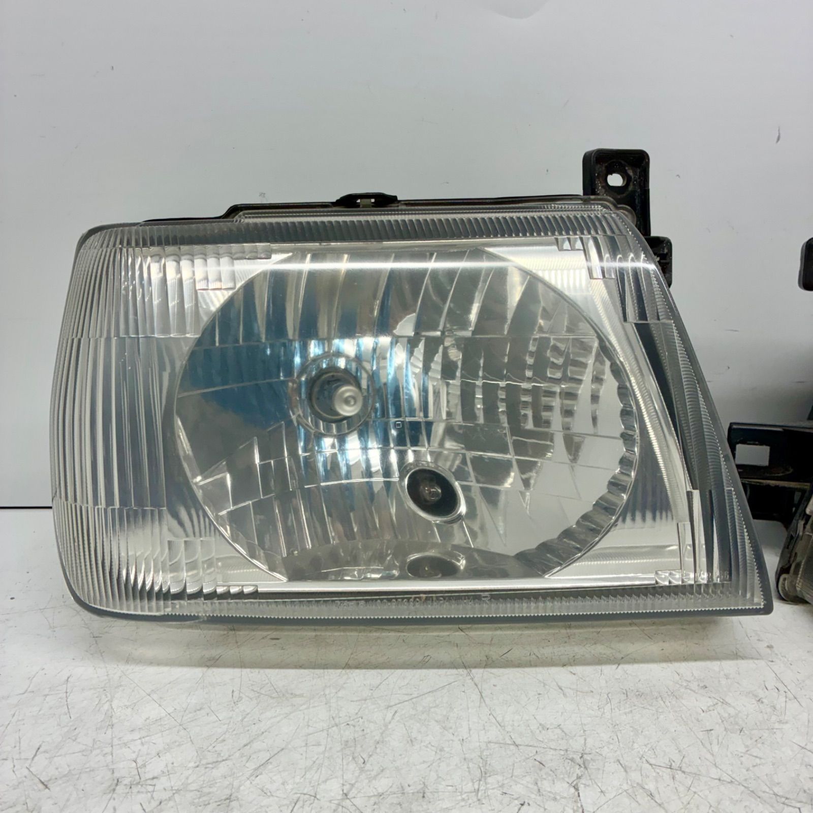 良品【コーティング済】三菱 H53A H58A パジェロミニ ヘッドライト