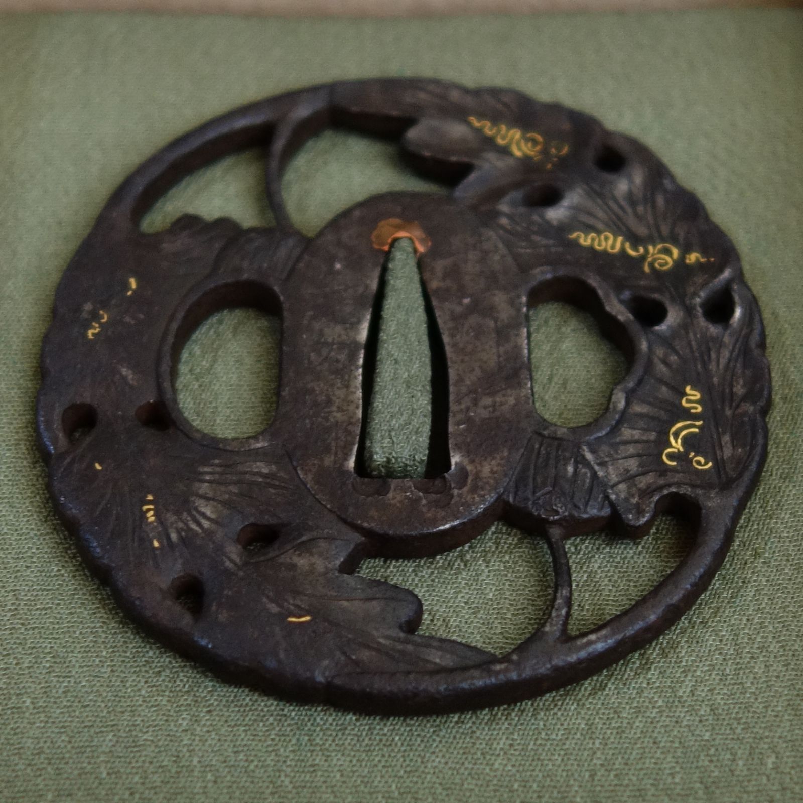 刀鍔 銘 越前住記内作 蓮の葉 鍔 【 越前住 記内