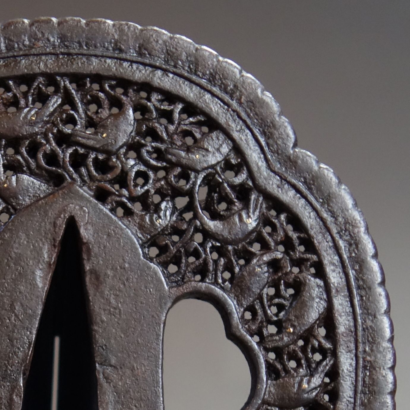 刀の鍔、鍔、鐔、刀、刀装具、武具、骨董品、アンティーク、古美術 鍔 【 鉄地 鯆唐草透 南蛮鍔 】 日本刀 刀装具 鐔 骨董 古美術