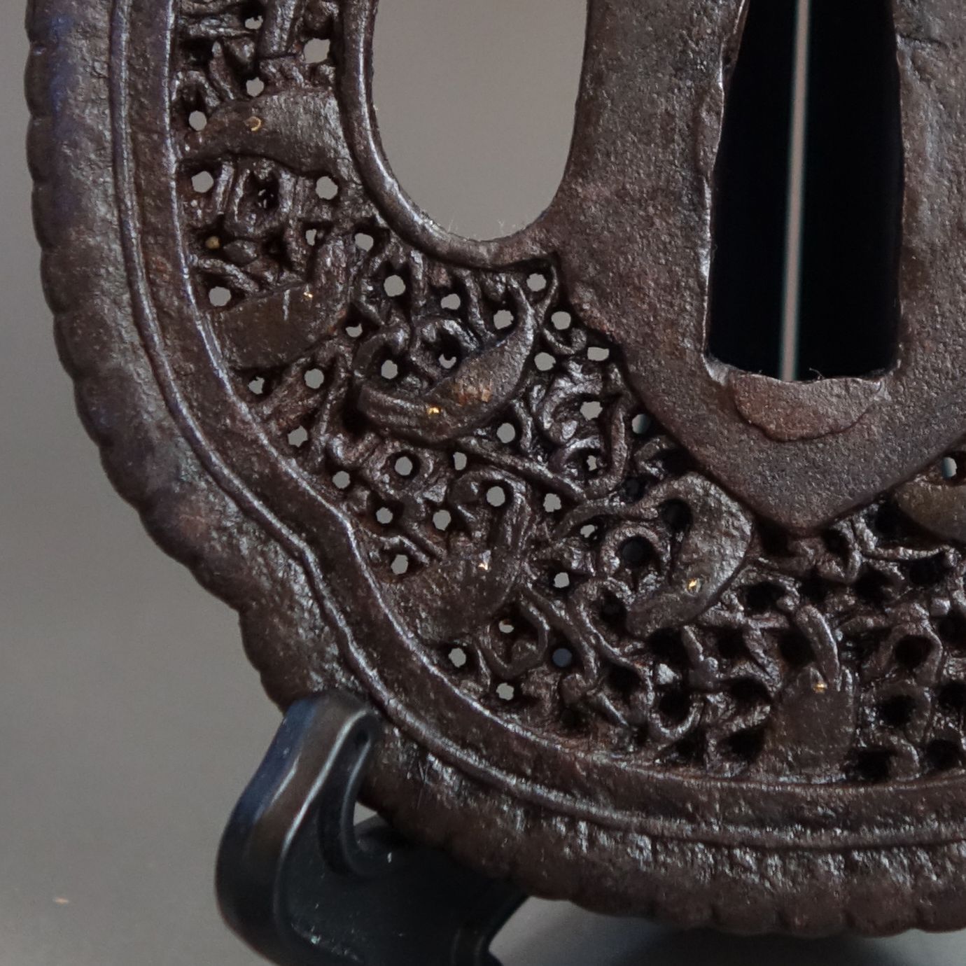 鍔 【 鉄地 鯆唐草透 南蛮鍔 】 日本刀 刀装具 鐔 骨董 古美術