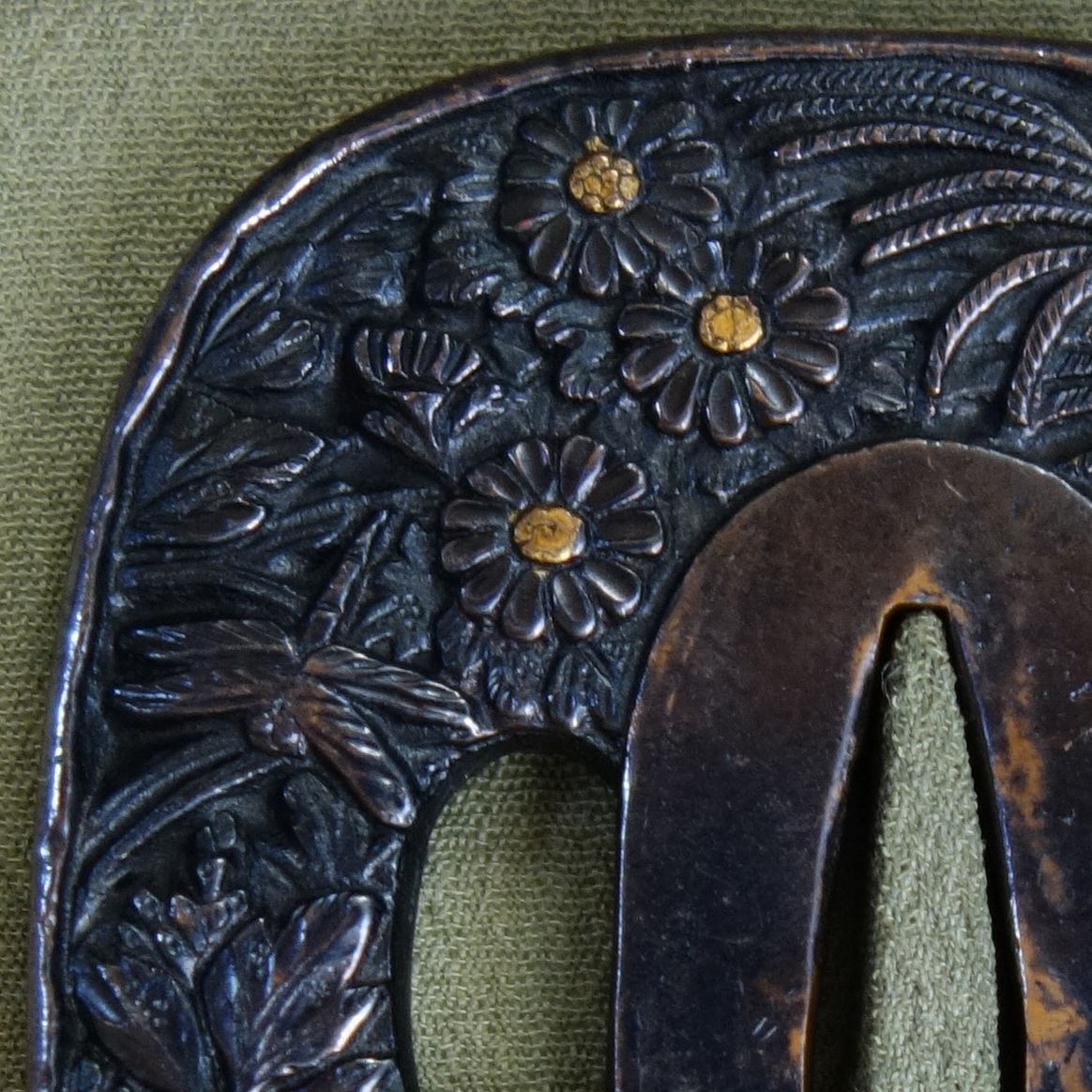 鍔 【 赤銅地 鋤出彫 秋草虫図鍔 】 日本刀 刀装具 鐔 骨董 古美術