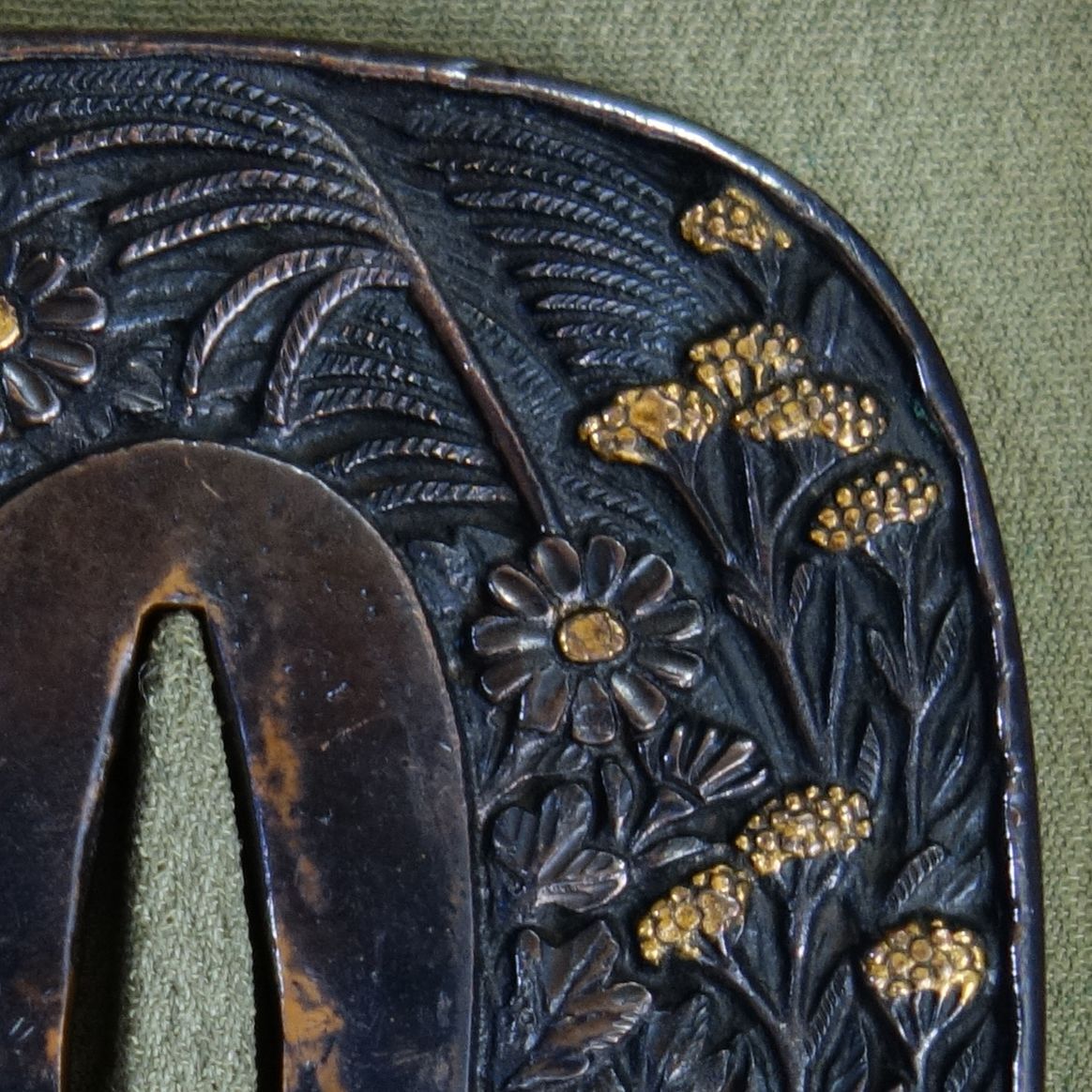 鍔 【 赤銅地 鋤出彫 秋草虫図鍔 】 日本刀 刀装具 鐔 骨董 古美術