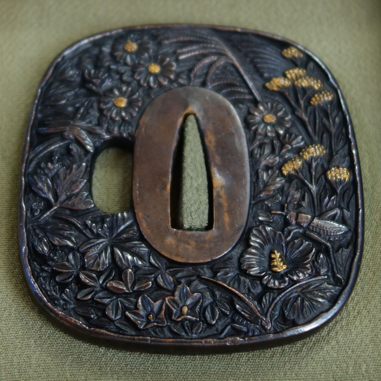 鍔、刀、日本刀、武具、刀装具、骨董品、アンティーク、古美術、美術品 鍔 鐔 刀装具 日本刀 武具 骨董 江戸時代【菊花図鐔 無銘 明珍】(鑑定