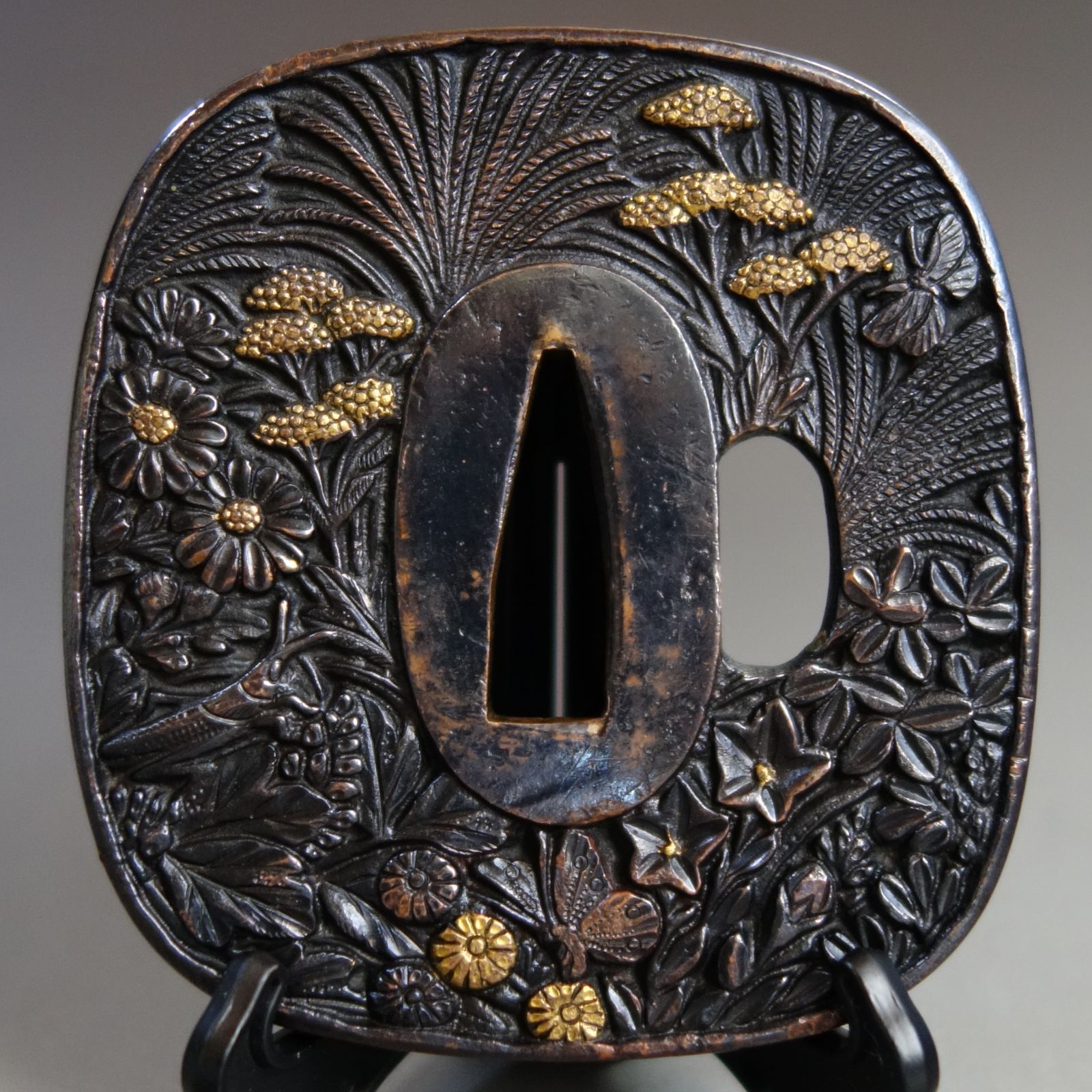 鍔 【 赤銅地 鋤出彫 秋草虫図鍔 】 日本刀 刀装具 鐔 骨董 古美術