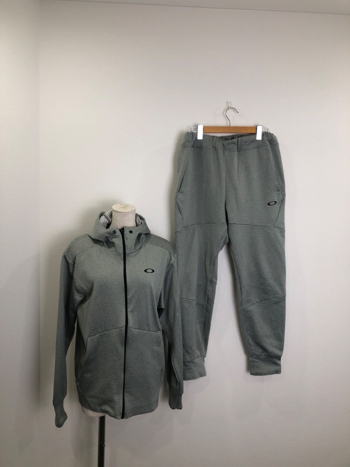 R00589 OAKLEY オークリー グレー ジャージ セットアップ フード付き