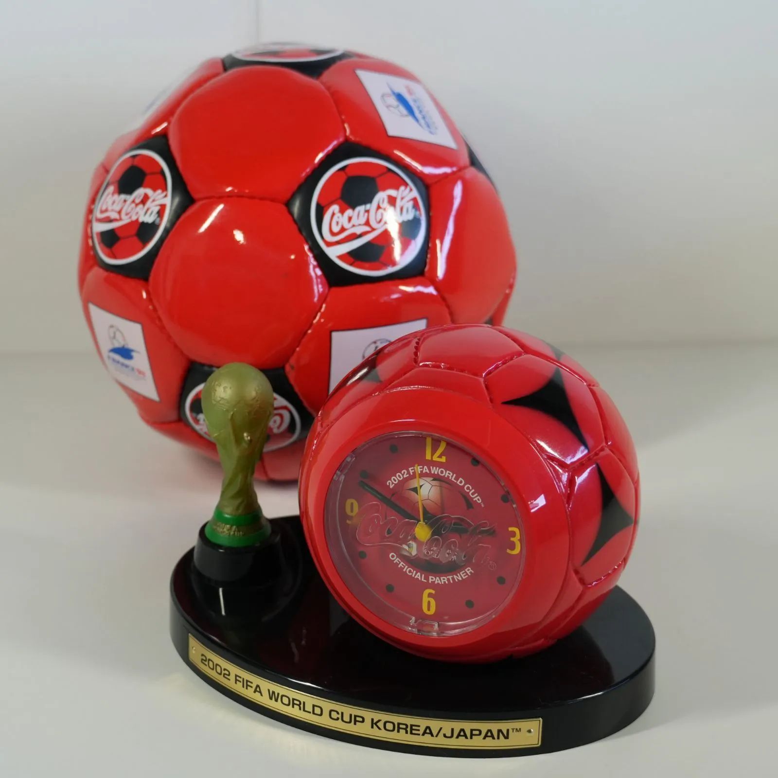 IM] FIFAワールドカップ 1998 2002 記念品 ボール 置時計 2点セット