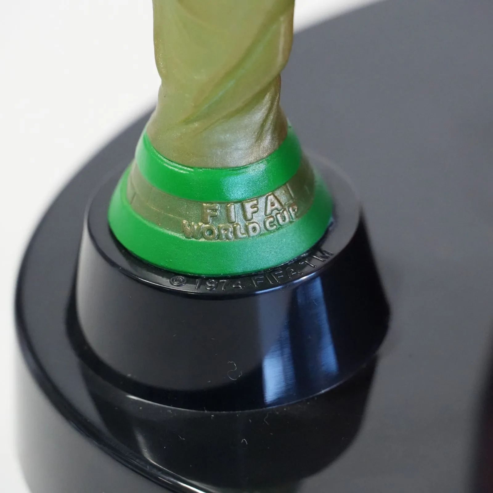 IM] FIFAワールドカップ 1998 2002 記念品 ボール 置時計 2点セット