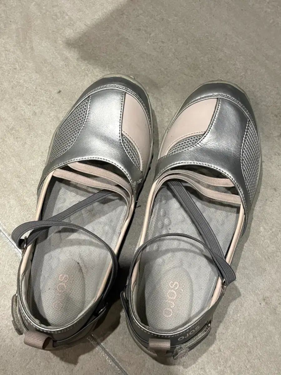 オホス Strap Embossed Toe Shoes - Silver
