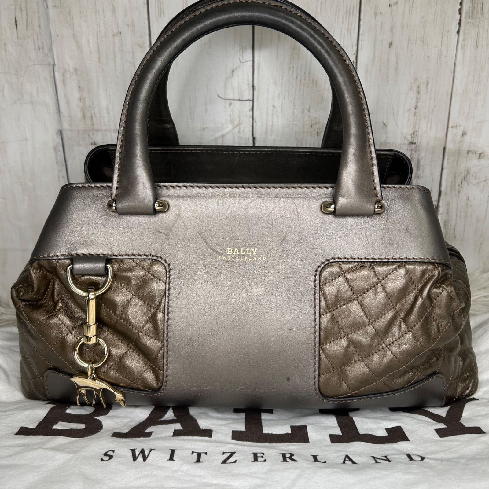 BALLY ハンドバッグ レザー キルティング ゴールド ロゴ - メルカリ