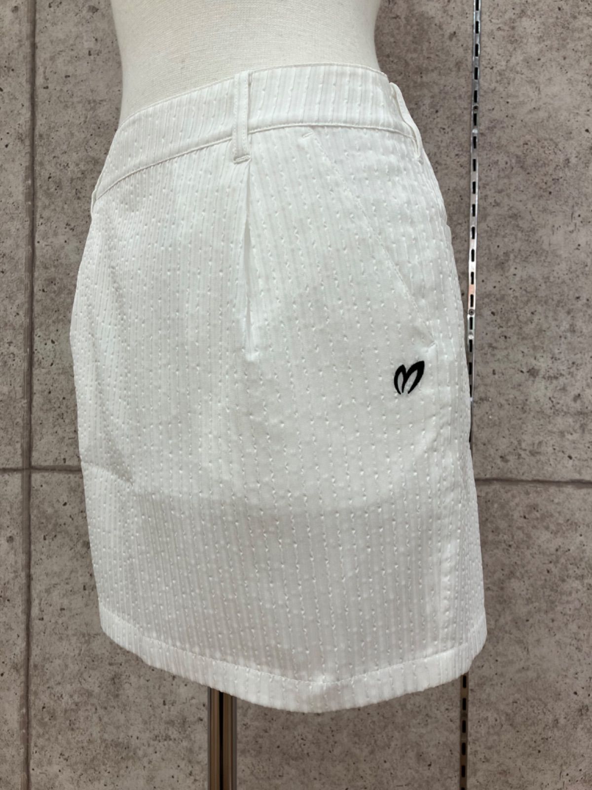 GF 1 マスターバニーエディション MASTER BUNNY EDITION ゴルフウェア スカート 無地ストライプ調 白 ホワイト Mサイズ相当