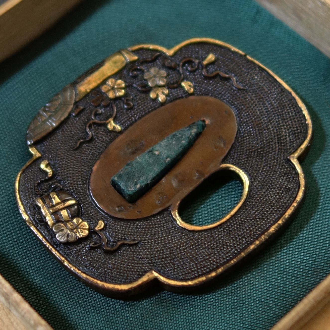 鍔 【 美濃鍔 鋤出彫 赤銅魚々子地 蟷螂と花車図鍔 】 日本刀 刀装具