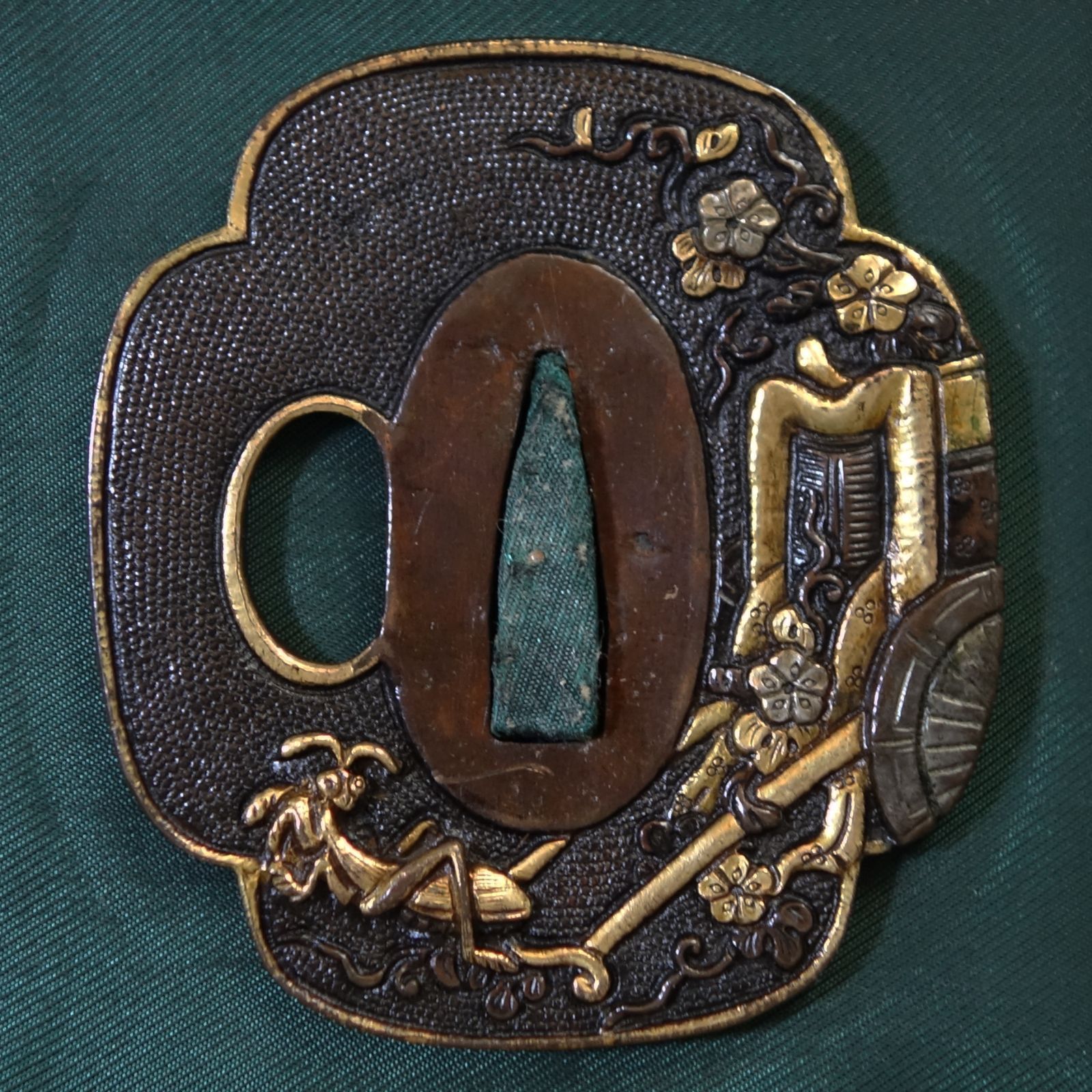 鍔 【 美濃鍔 鋤出彫 赤銅魚々子地 蟷螂と花車図鍔 】 日本刀 刀装具