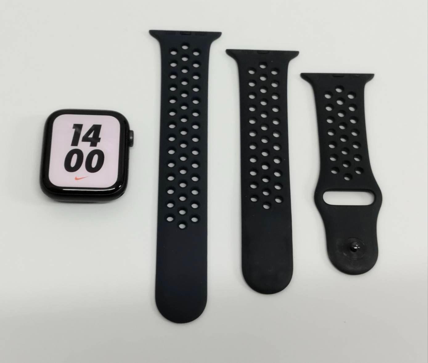 Apple Watch Nike SE 第1世代 GPS セルラー 44 mm A 2356 スペースグレー MKT 73 J