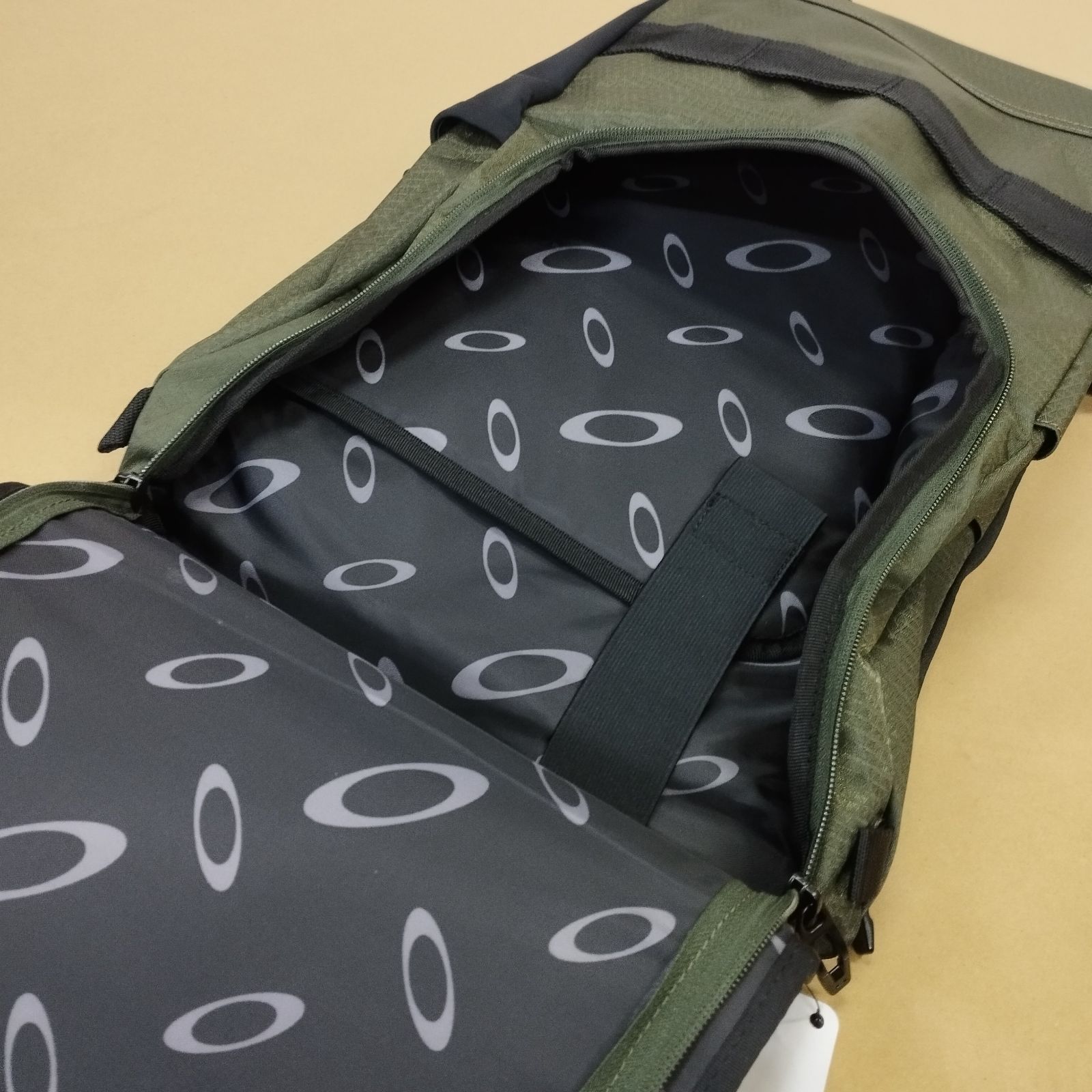 D12873】未使用品 男女兼用 オークリー ESSENTIAL DAY PACK S 2.0 