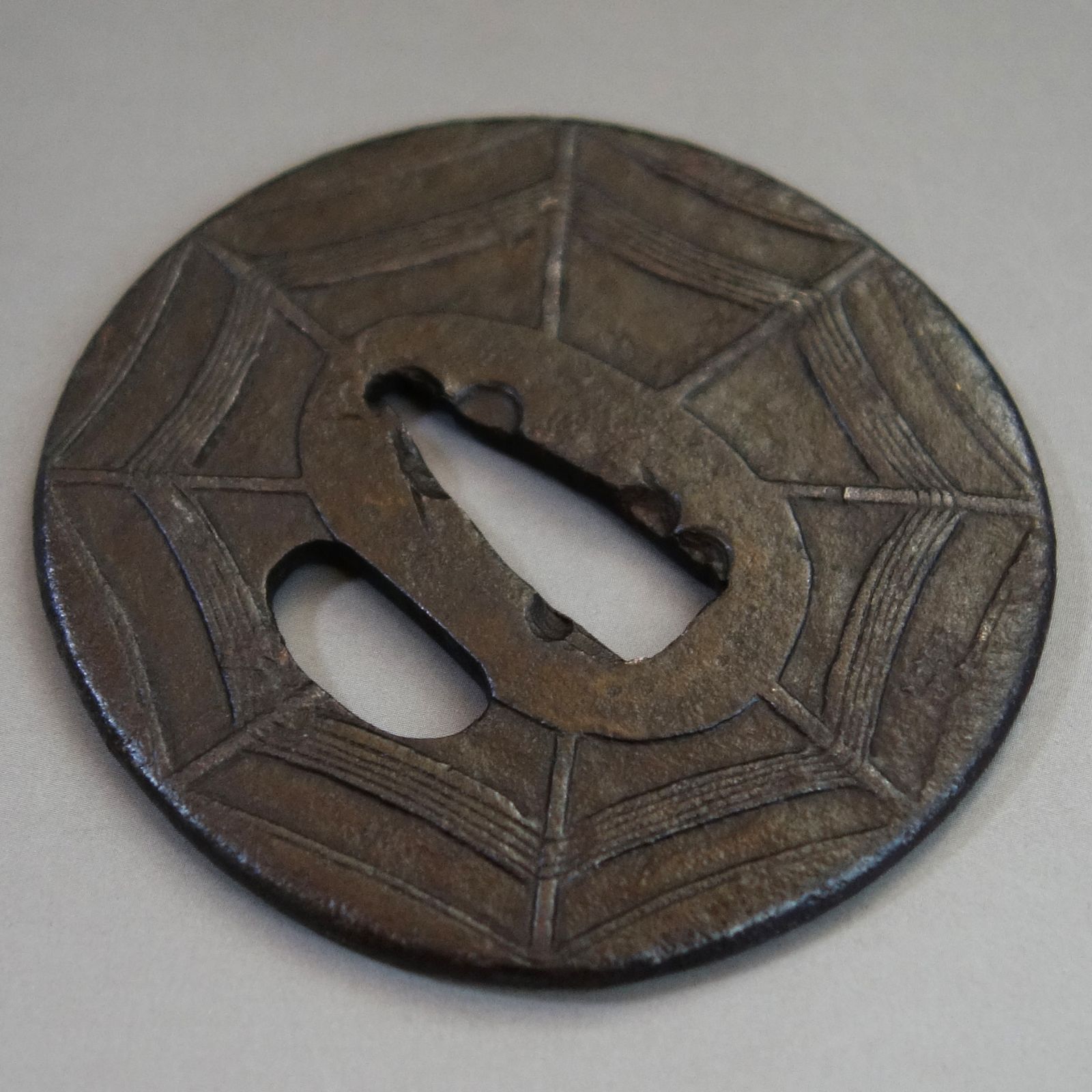 鍔 【 鉄地 鋤出彫 蜘蛛の巣図鍔 】 日本刀 刀装具 鐔 骨董 古美術