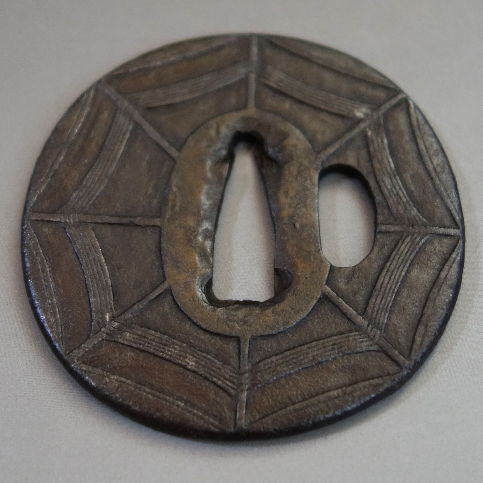 刀　鍔　2点　① 骨董　古美術 鍔 【 鉄地 鋤出彫 蜘蛛の巣図鍔 】 日本刀 刀装具 鐔 骨董 古美術