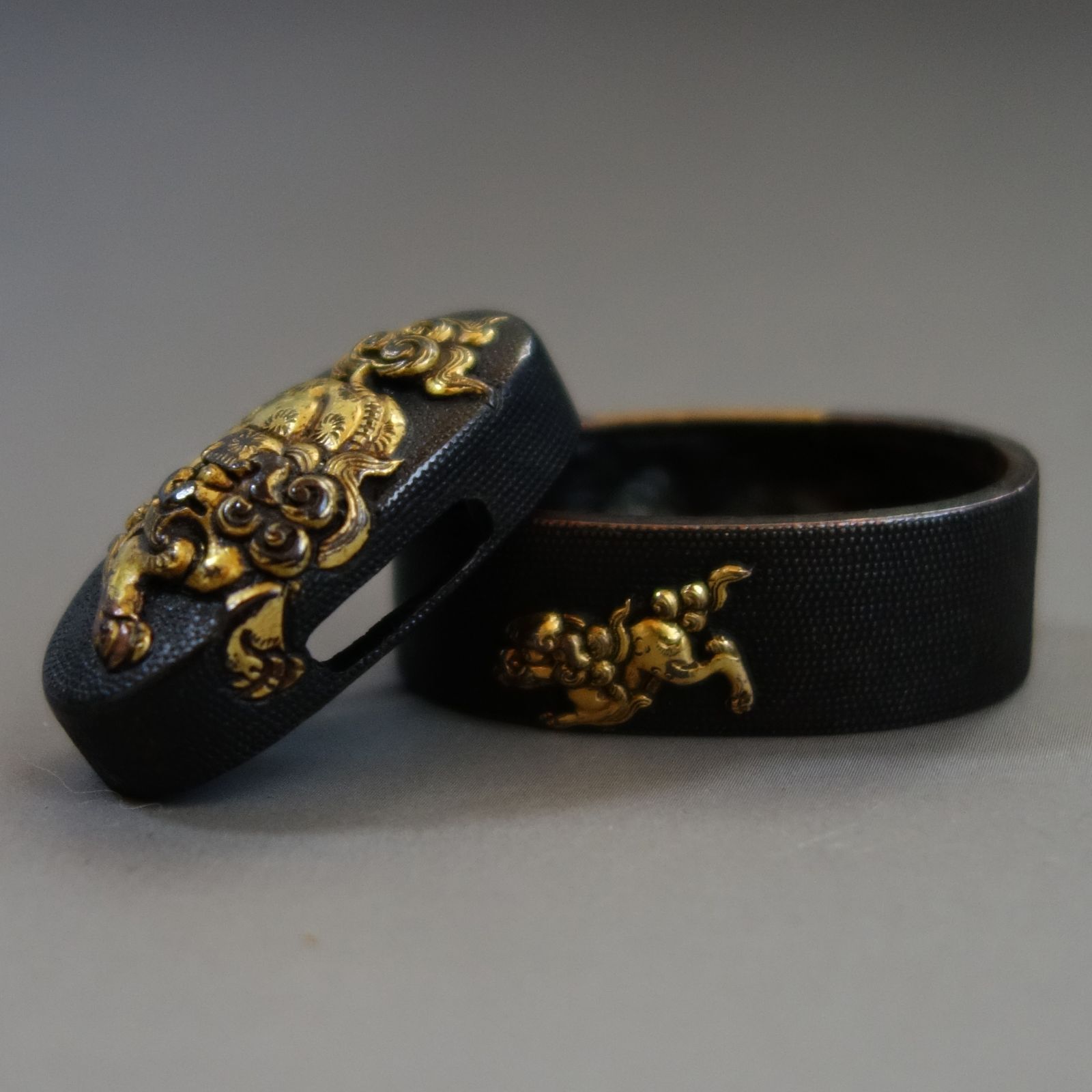 縁頭 【 赤銅魚々子地 獅子図縁頭 】(箱付き) 日本刀 刀装具 鐔 鍔