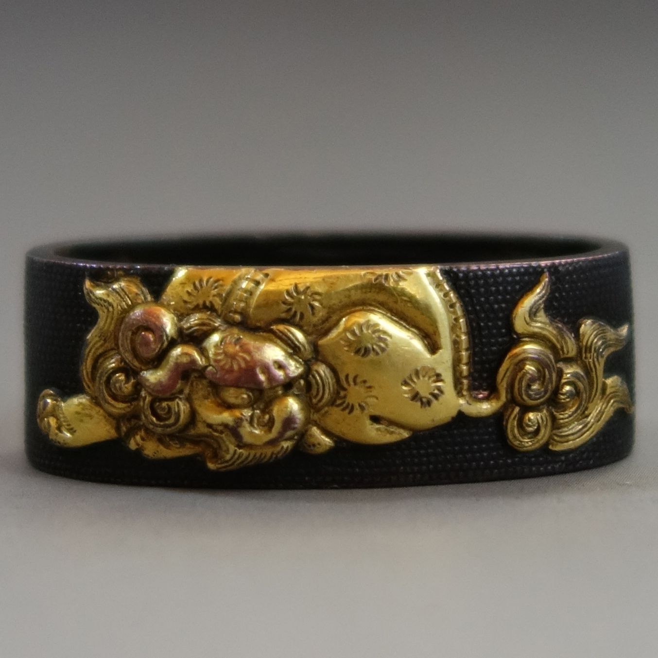 【刀装具部品　縁頭　獅子笹細工文　赤銅　魚々子地　小道具・N8】鐔目貫　軍刀部品 縁頭 【 赤銅魚々子地 獅子図縁頭 】(箱付き) 日本刀 刀装具 鐔 鍔