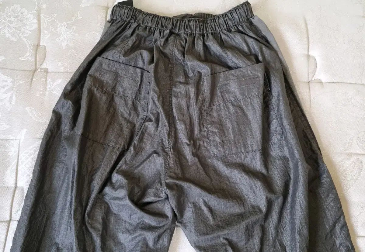 2 ポリテル グロッシー トラック パンツ カーキ グレー