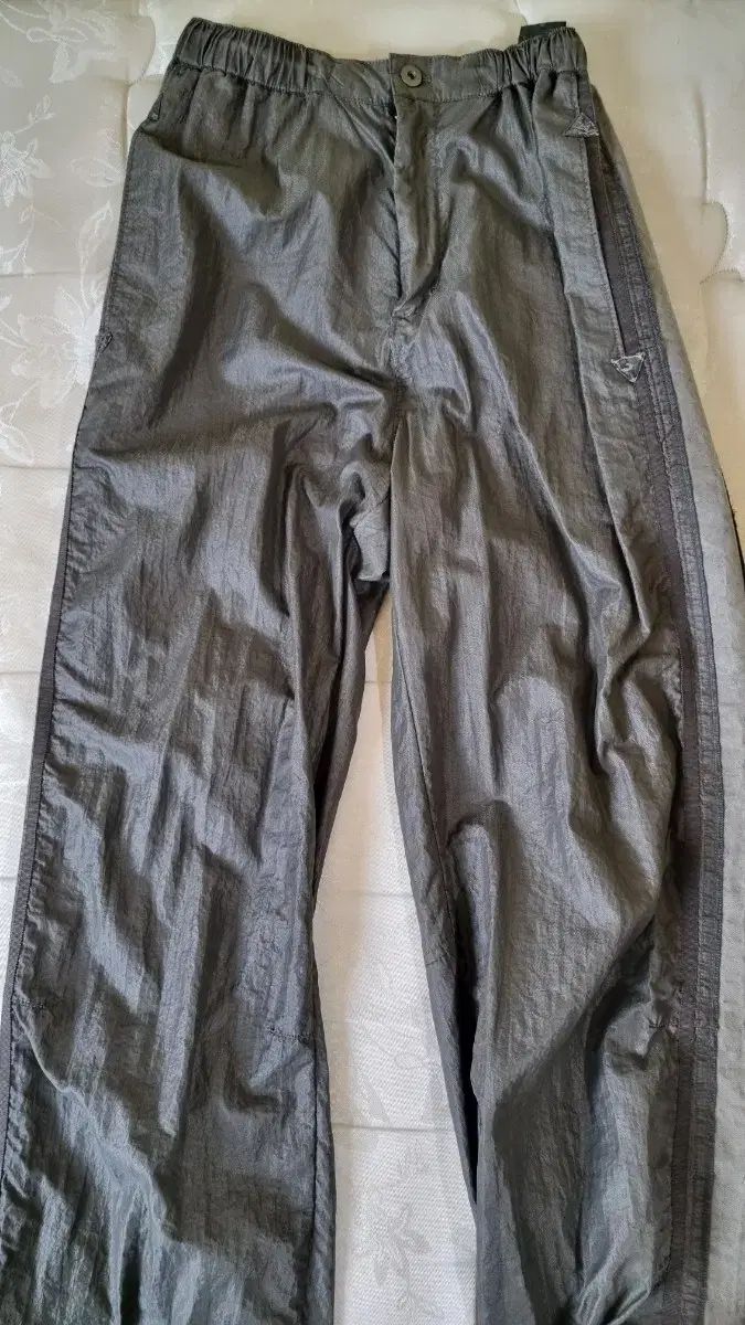 2 ポリテル グロッシー トラック パンツ カーキ グレー